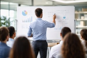 formateur-tableau-salle-formation-moderne