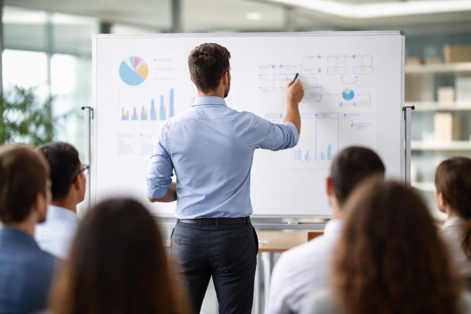 formateur-tableau-salle-formation-moderne