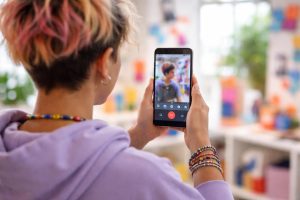 personne-creative-smartphone-espace-moderne